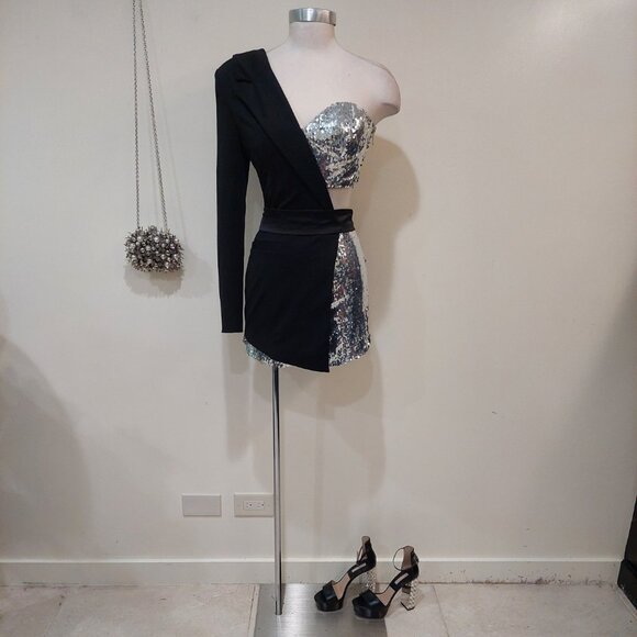 💥SEXY GLAM!💥One Sleeve Tuxedo Romper in Black & Silver Sequin - Picture 7 of 16